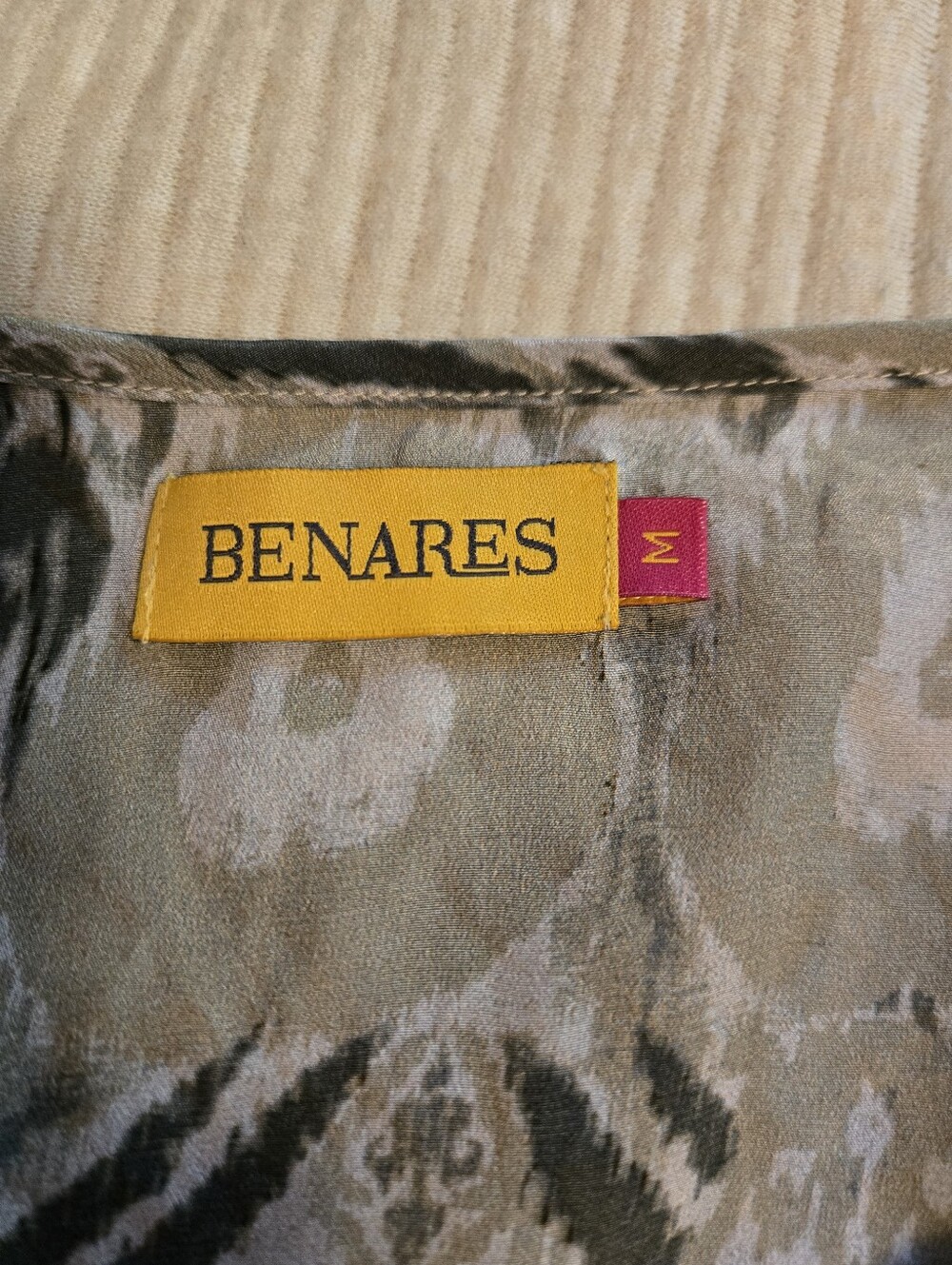 BENARES Boho Floral Bird-Print Long Sleeve Tunic in Olive and Cream. Sz Medium. - Picture 7 of 8